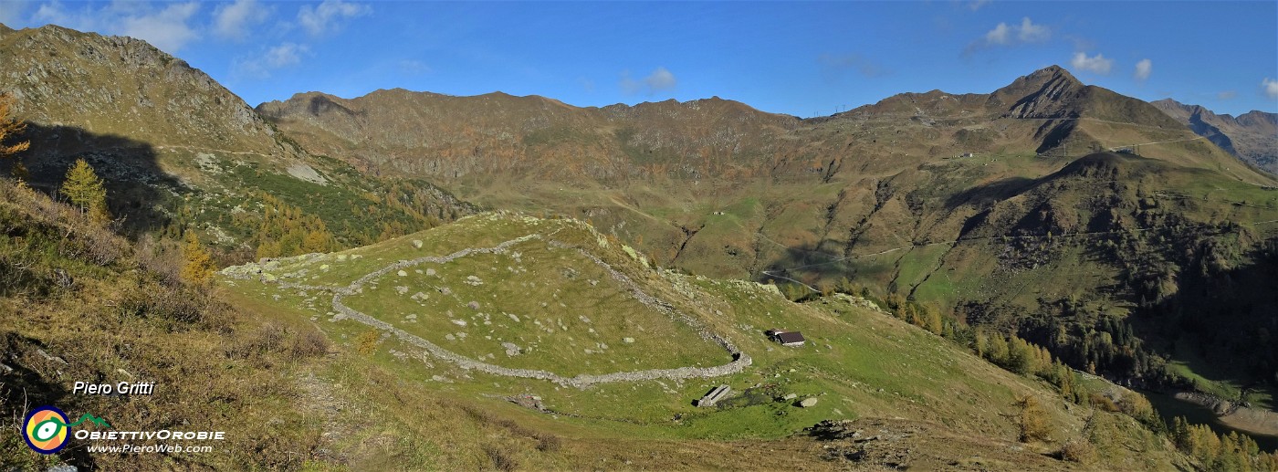 39  Vista panoramica dall'alto sulla Baita 'MInchuchi' con sullo sfondo Ca' San Marco e Pizzo delle segade.jpg